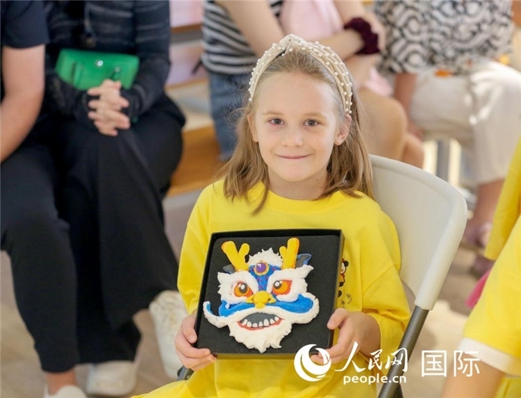 一名中文愛好者手捧生肖畫。人民網中東中心分社塔里克·易卜拉欣攝