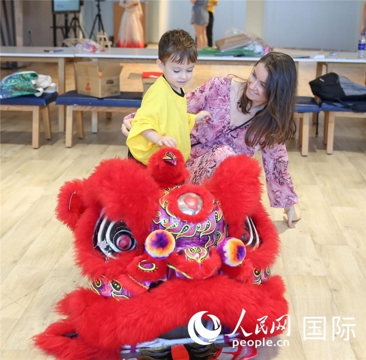 一名兒童在感受舞獅。人民網中東中心分社塔里克·易卜拉欣攝