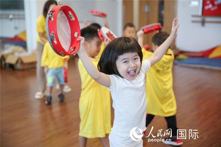 一名華裔兒童在參加音樂課程。人民網中東中心分社塔里克·易卜拉欣攝