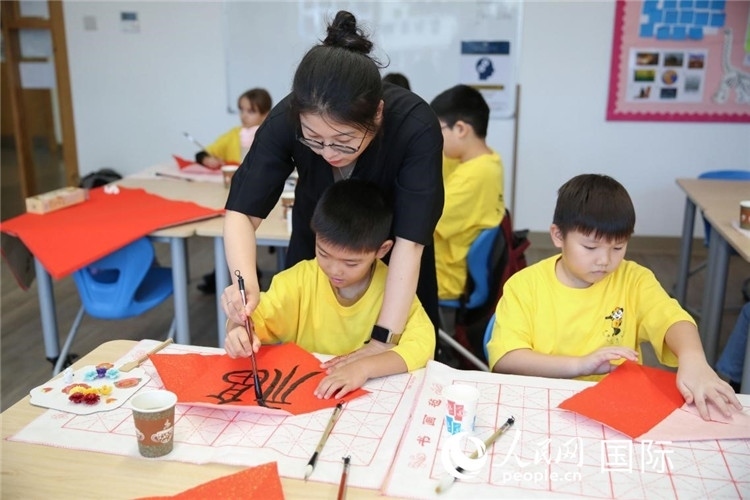 書法課場景。人民網中東中心分社塔里克·易卜拉欣攝