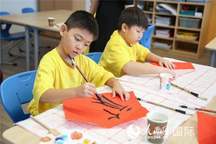 書法課。人民網中東中心分社塔里克·易卜拉欣攝