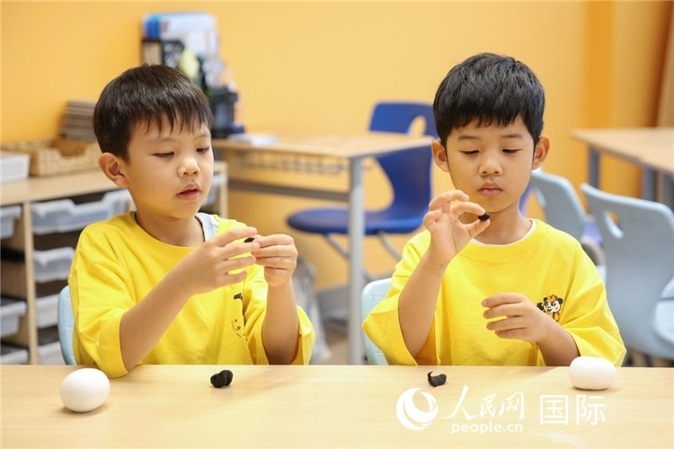 做手工。人民網中東中心分社塔里克·易卜拉欣攝