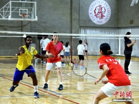 當(dāng)?shù)貢r(shí)間10月12日，巴西圣保羅，中國高校羽毛球代表團(tuán)和巴西羽毛球協(xié)會運(yùn)動員切磋球技。 