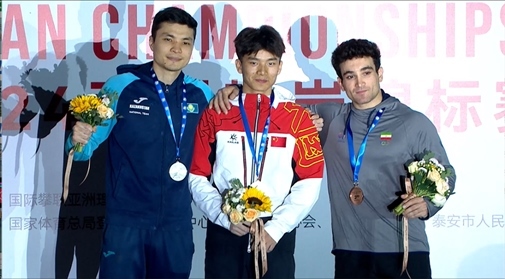 伍鵬（中）奪得男子速度項目冠軍。主辦方供圖
