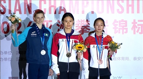 女子速度項目蒙世雪（中）奪冠，周婭菲（右）獲季軍。主辦方供圖