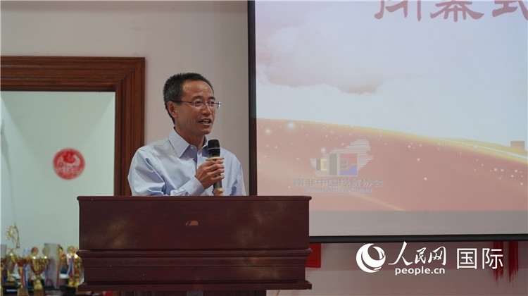 中國駐約翰內(nèi)斯堡代總領(lǐng)事周育江在閉幕式上致辭。 人民網(wǎng) 張茜攝