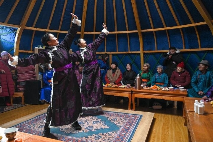 2023年12月21日，烏蘭牧騎隊員在內蒙古阿其圖烏拉蘇木進行舞蹈表演。