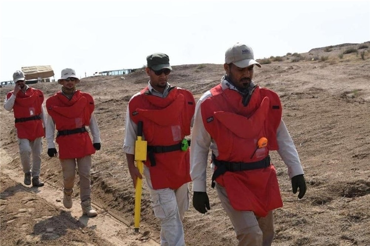 工作人員前往排雷。中國(guó)海油供圖
