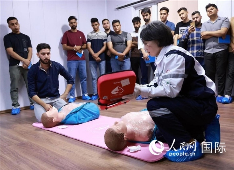 新進(jìn)油田工作的伊拉克大學(xué)生在接受急救培訓(xùn)。人民網(wǎng)記者管克江攝
