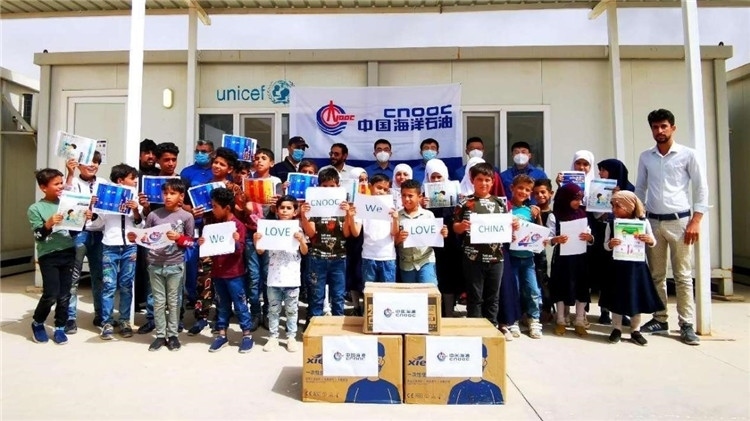 慰問(wèn)當(dāng)?shù)貙W(xué)校。中國(guó)海油供圖