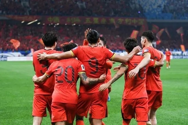 10月15日晚，張玉寧（9號(hào)）進(jìn)球后與隊(duì)友擁抱慶祝。新華社記者 李紫恒攝