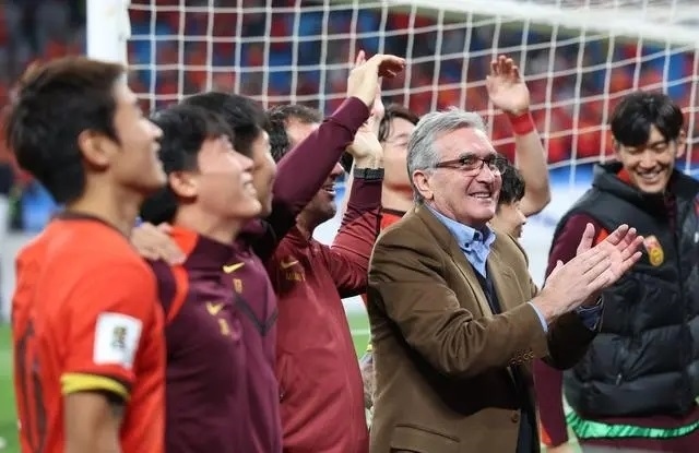 10月15日晚，國(guó)足主教練伊萬(wàn)科維奇（前右）賽后向觀眾致意。新華社記者 胡星宇攝