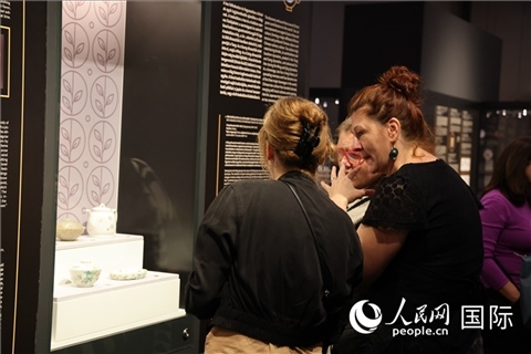 嘉賓參觀展覽。人民網(wǎng)記者 禹麗敏攝