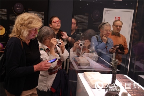嘉賓參觀展覽。人民網(wǎng)記者禹麗敏 攝。