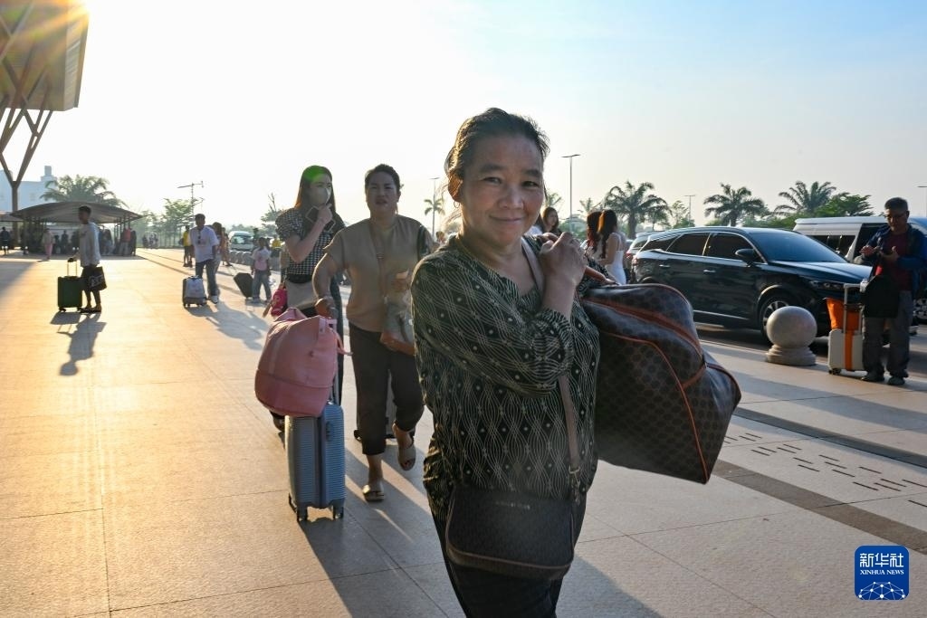 這是10月12日在老撾萬象中老鐵路萬象站拍攝的一名女子。新華社記者 程一恒 攝