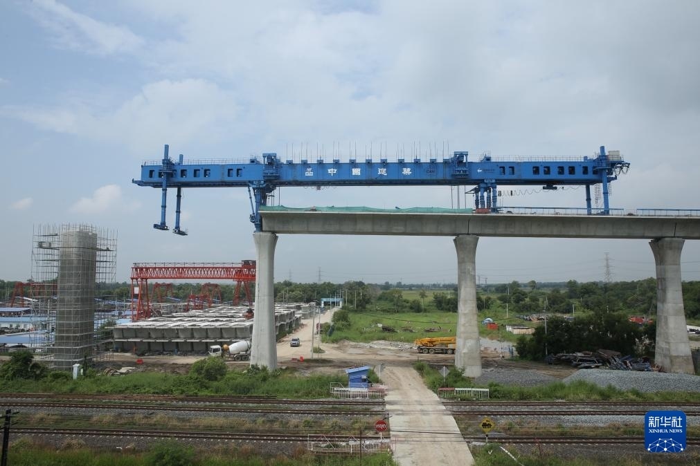 這是10月11日拍攝的位于泰國大城府的中泰高鐵項目4-3標(biāo)段施工現(xiàn)場。新華社記者 孫瑋彤 攝