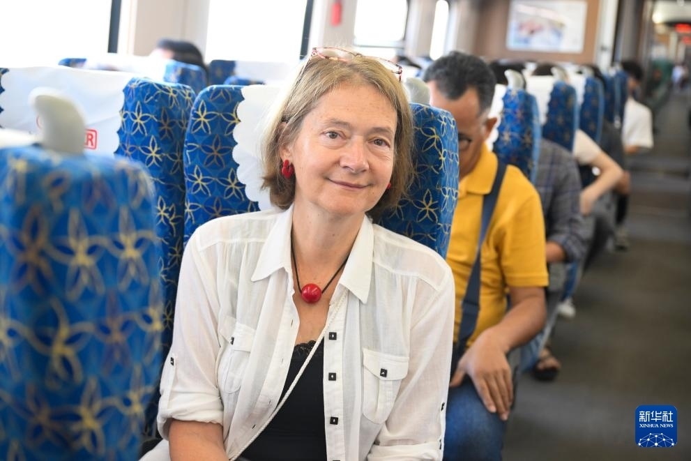 這是10月12日在老撾拍攝的中老鐵路C98列車上的一名乘客。新華社記者 程一恒 攝