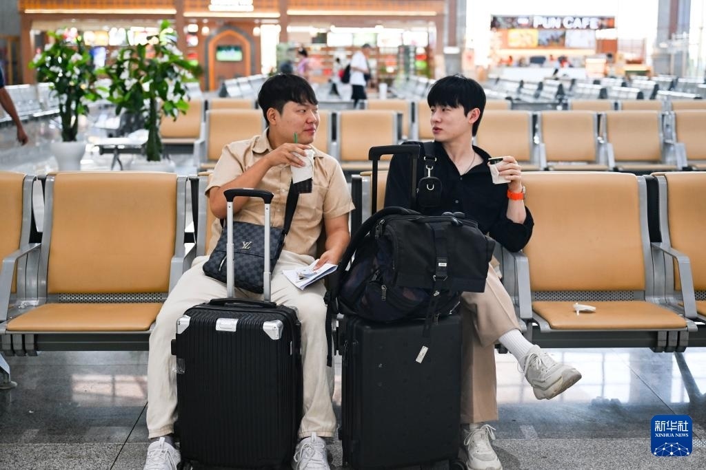 10月12日，在老撾萬象中老鐵路萬象站候車廳，兩名乘客在等候列車。新華社記者 程一恒 攝