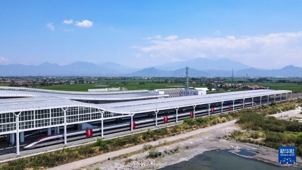 9月13日，在印度尼西亞萬隆德卡魯爾站，雅萬高鐵高速動車組列車?？吭谡九_上（無人機(jī)照片）。新華社記者 徐欽 攝