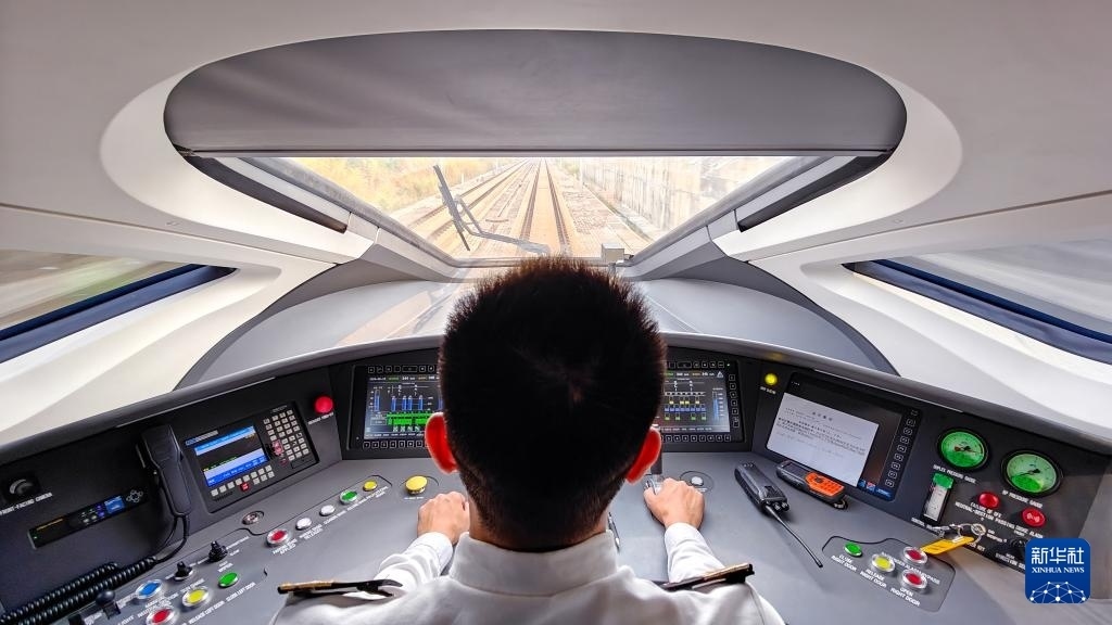 9月12日，司機(jī)駕駛高速動車組列車行駛在雅萬高鐵上（手機(jī)照片）。新華社記者 徐欽 攝