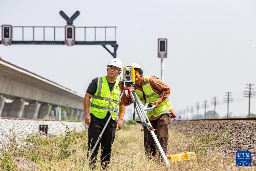 5月1日，在泰國大城府，中泰高鐵項目工作人員在施工現(xiàn)場勘查。新華社記者 王騰 攝