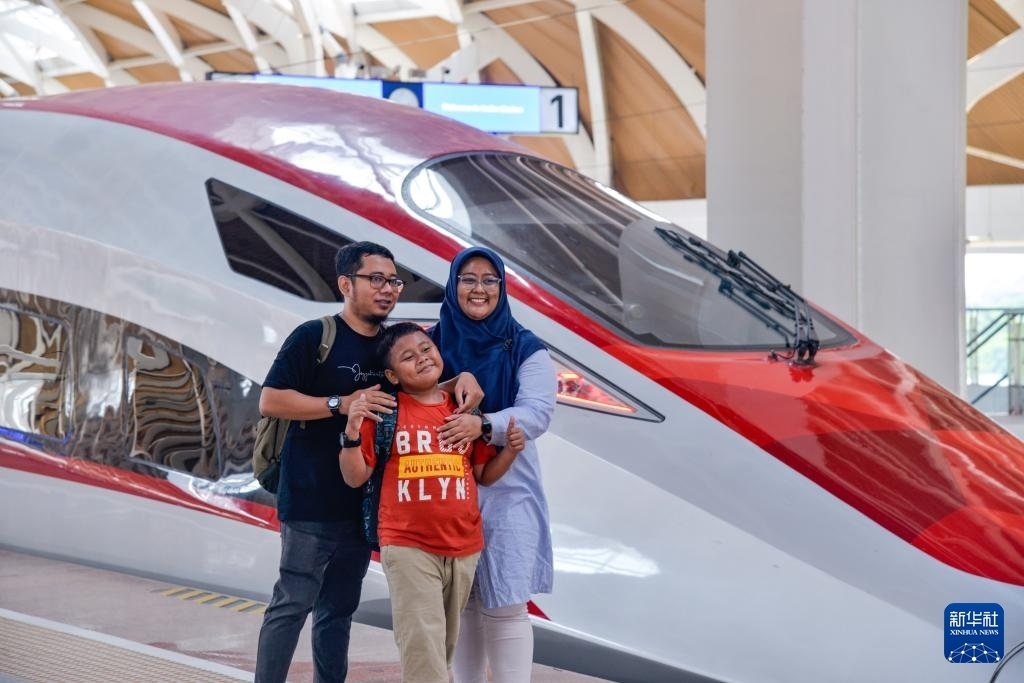 4月17日，在印度尼西亞雅加達(dá)哈利姆站站臺，乘客和雅萬高鐵高速動車組列車合影。新華社記者 徐欽 攝