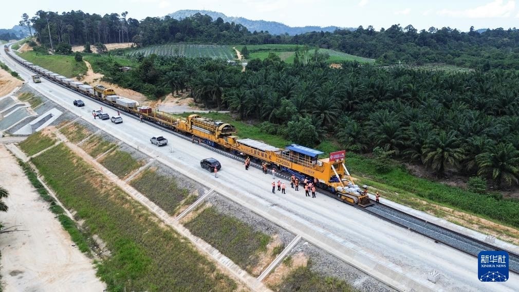 這是5月6日在馬來西亞彭亨州航拍的馬東鐵項目的鋪軌現(xiàn)場。新華社記者 程一恒 攝