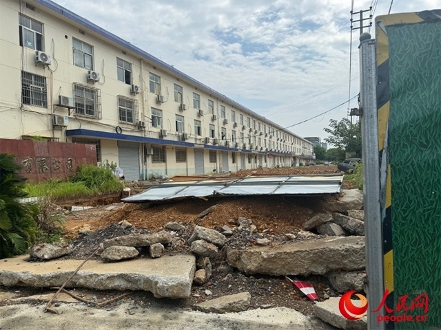 長(zhǎng)富大道北側(cè)輔路在進(jìn)行強(qiáng)電遷改項(xiàng)目。人民網(wǎng)記者 邱燁攝