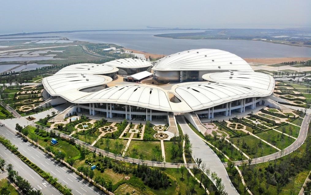 位于中國—上海合作組織地方經(jīng)貿(mào)合作示范區(qū)的青島·上合之珠國際博覽中心（2024年7月18日攝，無人機(jī)照片）。新華社記者李紫恒攝