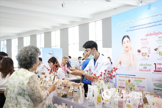 活動(dòng)現(xiàn)場，泰國華僑中醫(yī)院工作人員向來訪者介紹養(yǎng)生產(chǎn)品。人民網(wǎng)記者楊一攝