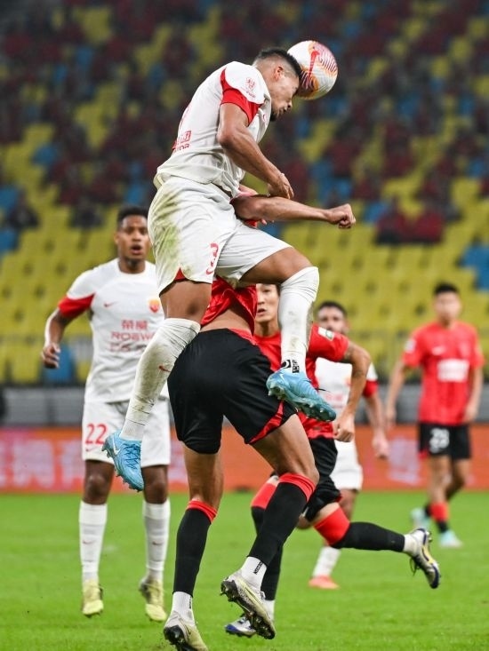 10月18日，上海海港隊球員蔣光太（上）在比賽中和成都蓉城隊球員費利佩（下）爭頂。新華社記者 王曦 攝