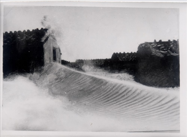 昔日的東山島風沙掩埋部分村民村舍（資料照片）。