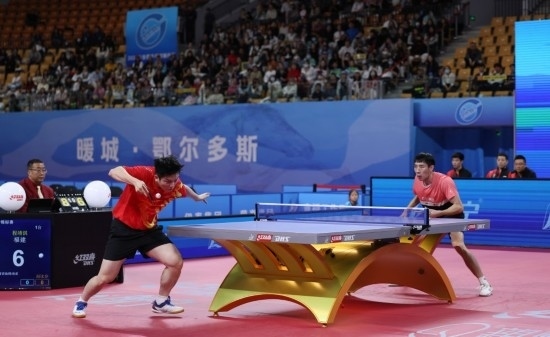 10月18日，上海隊選手樊振東（左）在單打比賽中發(fā)球。他3:2戰(zhàn)勝福建隊選手程靖淇。新華社記者 王楷焱 攝