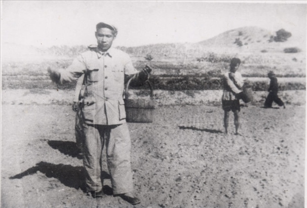 谷文昌（左）在田間與農(nóng)民一起勞動（資料照片）。