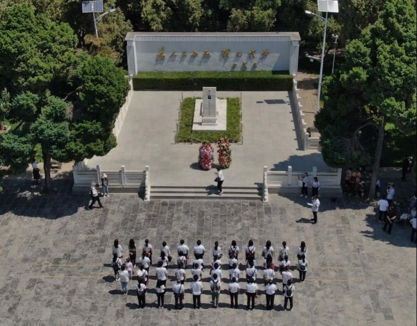 2021年6月24日，參觀者在位于河南省蘭考縣的焦裕祿紀念園瞻仰焦裕祿烈士墓（無人機照片）。新華社記者 李安 攝