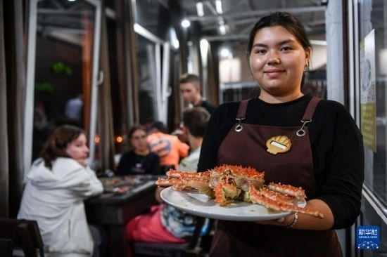 9月2日，俄羅斯符拉迪沃斯托克一家餐館的服務(wù)員在展示帝王蟹。新華社記者 曹陽(yáng) 攝