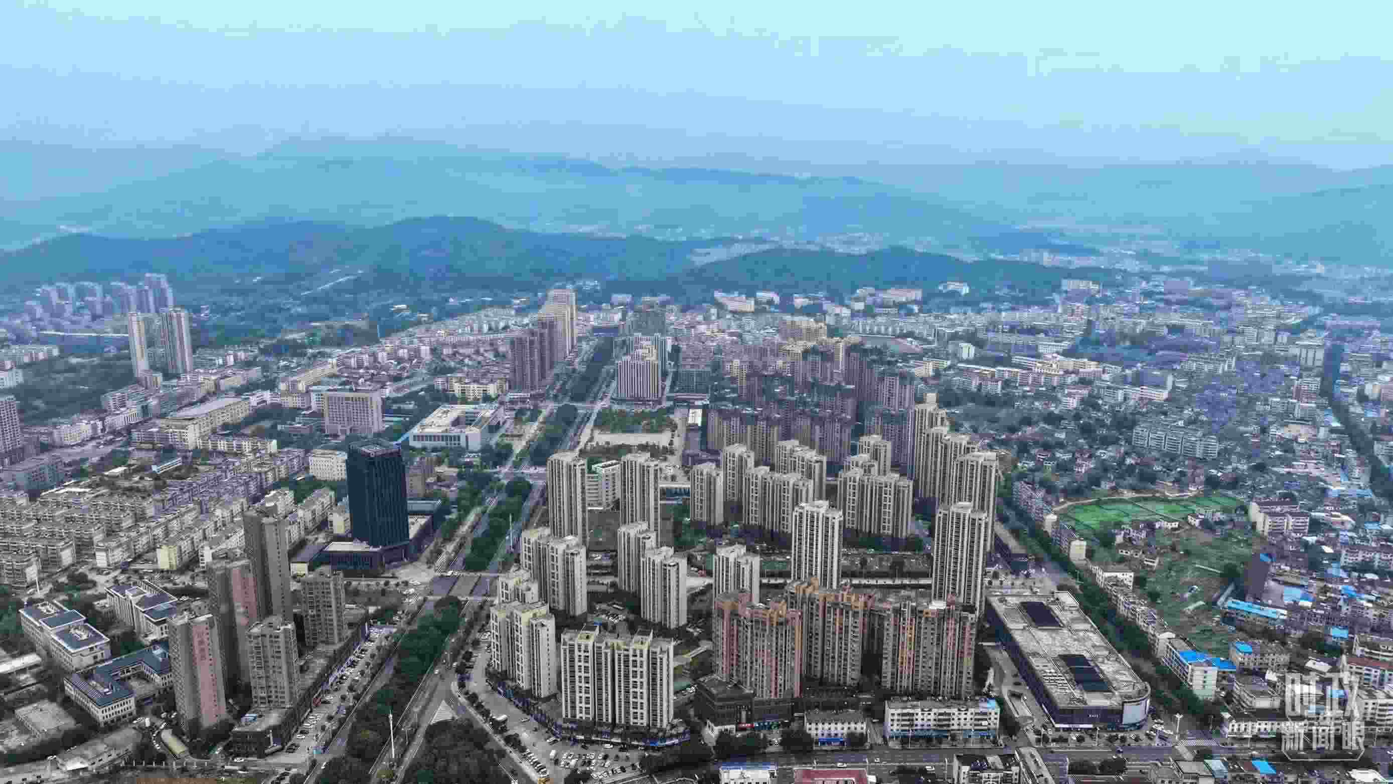 △俯瞰桐城市。（總臺(tái)記者葛啟文拍攝）