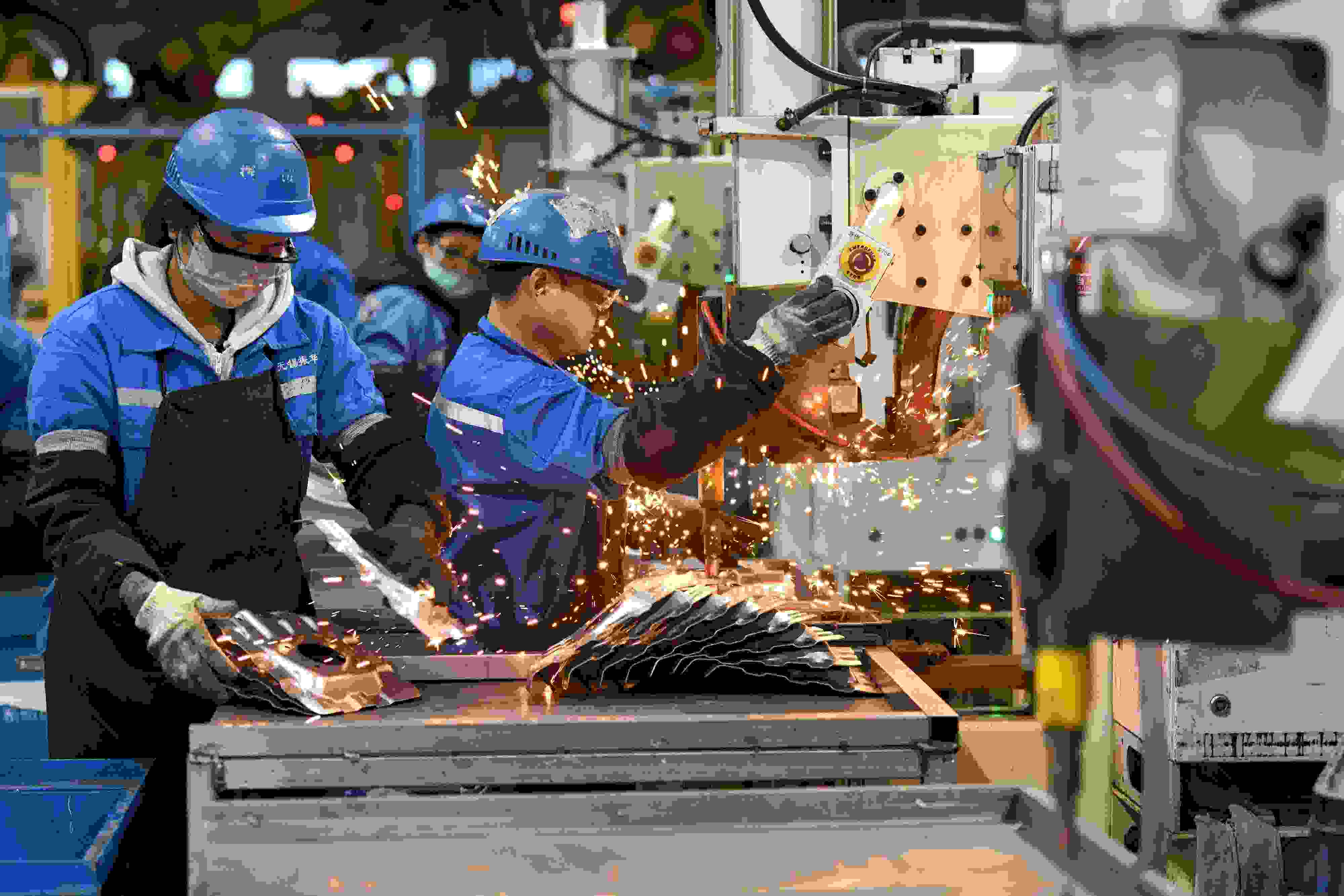 2023年2月7日，福建省寧德市蕉城區(qū)一家汽車零部件生產(chǎn)企業(yè)的生產(chǎn)線上一派繁忙景象。