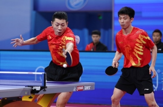 10月18日，上海隊組合許昕（左）/周愷在雙打比賽中。他們3:0戰(zhàn)勝福建隊組合曾蓓勛/陳俊菘。新華社記者 王楷焱 攝