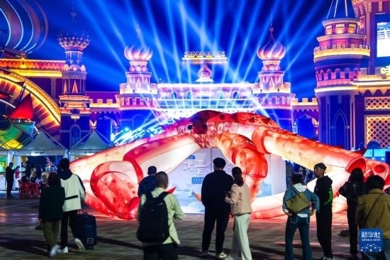 9月19日，游客在吉林省琿春市的2024琿春帝王蟹美食嘉年華現(xiàn)場(chǎng)游玩。新華社記者 許暢 攝