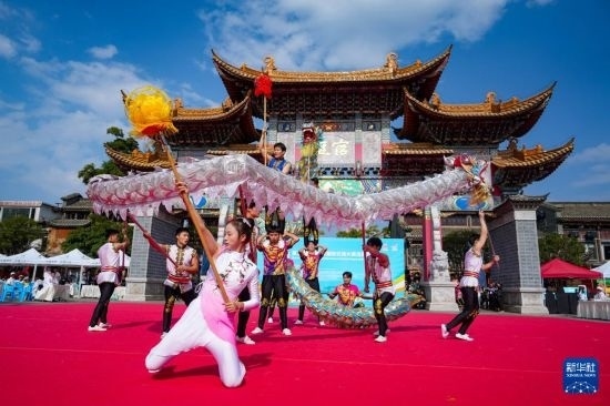 10月19日，四川師范大學(xué)舞龍隊(duì)在傳統(tǒng)舞龍項(xiàng)目中比賽，最終他們獲得該項(xiàng)目銀獎(jiǎng)。