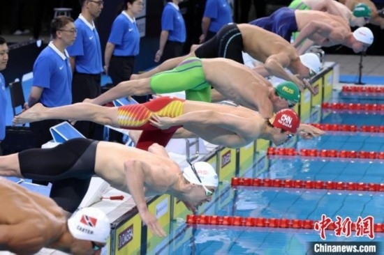 10月19日晚，2024年世界泳聯(lián)游泳世界杯上海站結(jié)束第二個比賽日的爭奪。圖為中國選手潘展樂(左三)在男子100米自由泳決賽中。 中新社記者 湯彥俊 攝