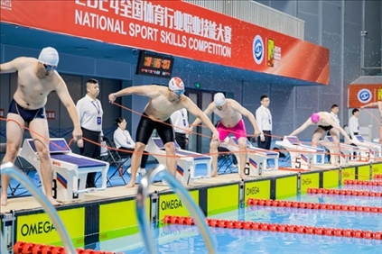 參賽選手在游泳救生項(xiàng)目比賽中。賽事主辦方供圖