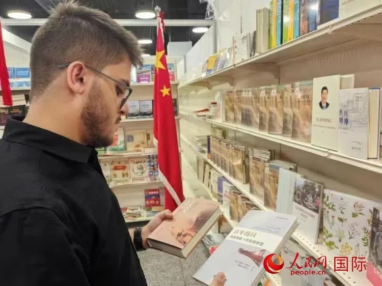 第二十三屆約旦安曼國際書展于10月10日至19日在約旦展覽中心舉行，約旦政府和民間各界人士在中國展臺翻閱圖書，熱烈交流互動，感受中華文化之美。人民網(wǎng)記者 李瀟攝