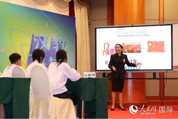 泰國本土中文教師參賽者現(xiàn)場授課。人民網(wǎng)實(shí)習(xí)生 姚欣可攝