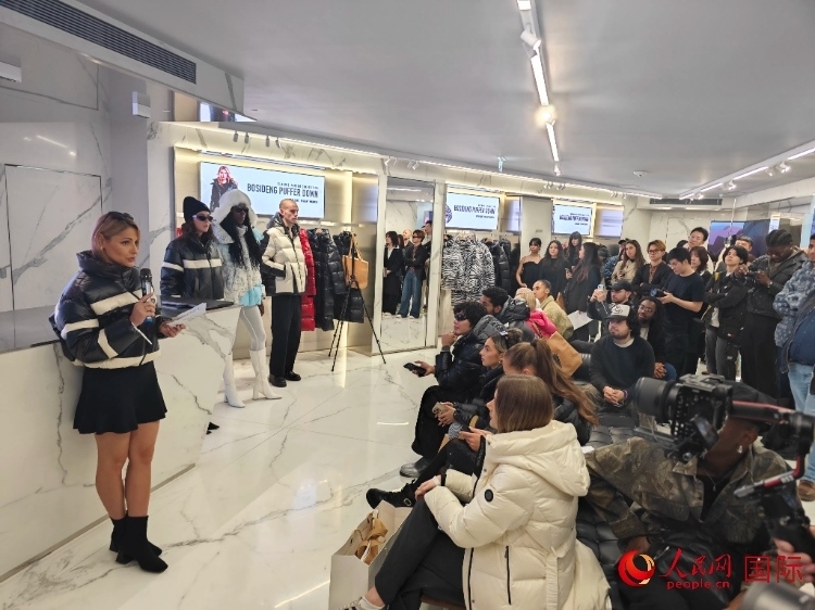 英國(guó)時(shí)尚博主分享自己的穿搭心得。人民網(wǎng)記者 邢雪攝