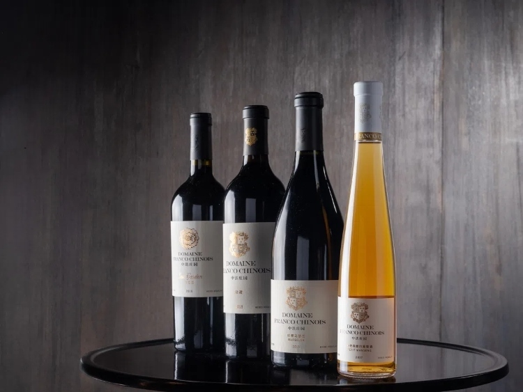 活動現(xiàn)場推介了懷來中法莊園珍藏馬瑟蘭干紅、小芒森甜白等優(yōu)質(zhì)葡萄酒。主辦方供圖