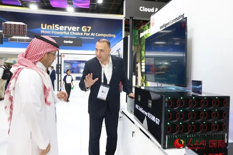 觀眾了解新華三集團展示的最新服務(wù)器產(chǎn)品。人民網(wǎng)記者 任皓宇攝