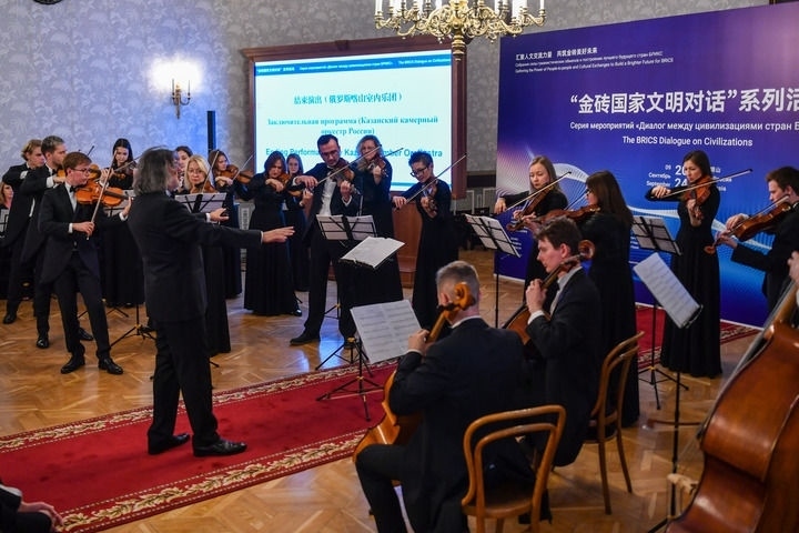 2024年9月24日，在俄羅斯喀山，俄羅斯喀山室內(nèi)樂團演奏傳統(tǒng)曲目。“金磚國家文明對話”系列活動24日在俄羅斯喀山舉行，來自中國、俄羅斯、巴西、印度、南非、伊朗等金磚國家的相關(guān)機構(gòu)、各領(lǐng)域?qū)＜覍W(xué)者及青年代表等300多人參加。新華社記者 曹陽 攝