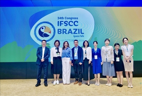 百雀羚集團高層與研發(fā)團隊。受訪方供圖